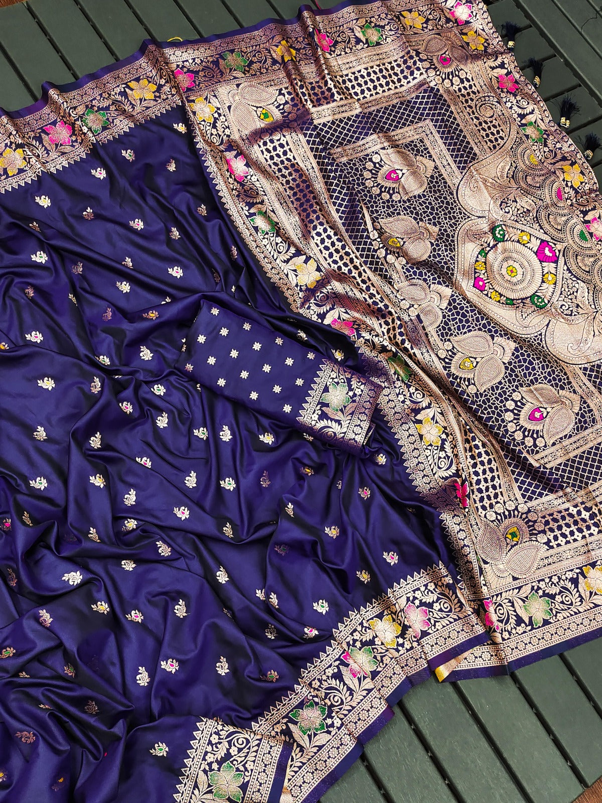 Women Navy Blue Silk Floral Saree
