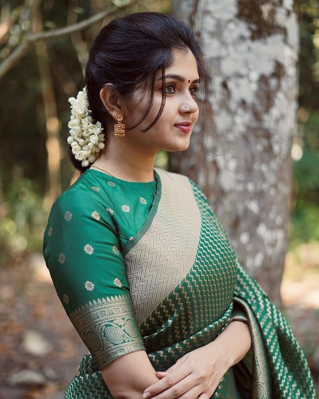 Women Dark Green Kanjivaram Silk Saree