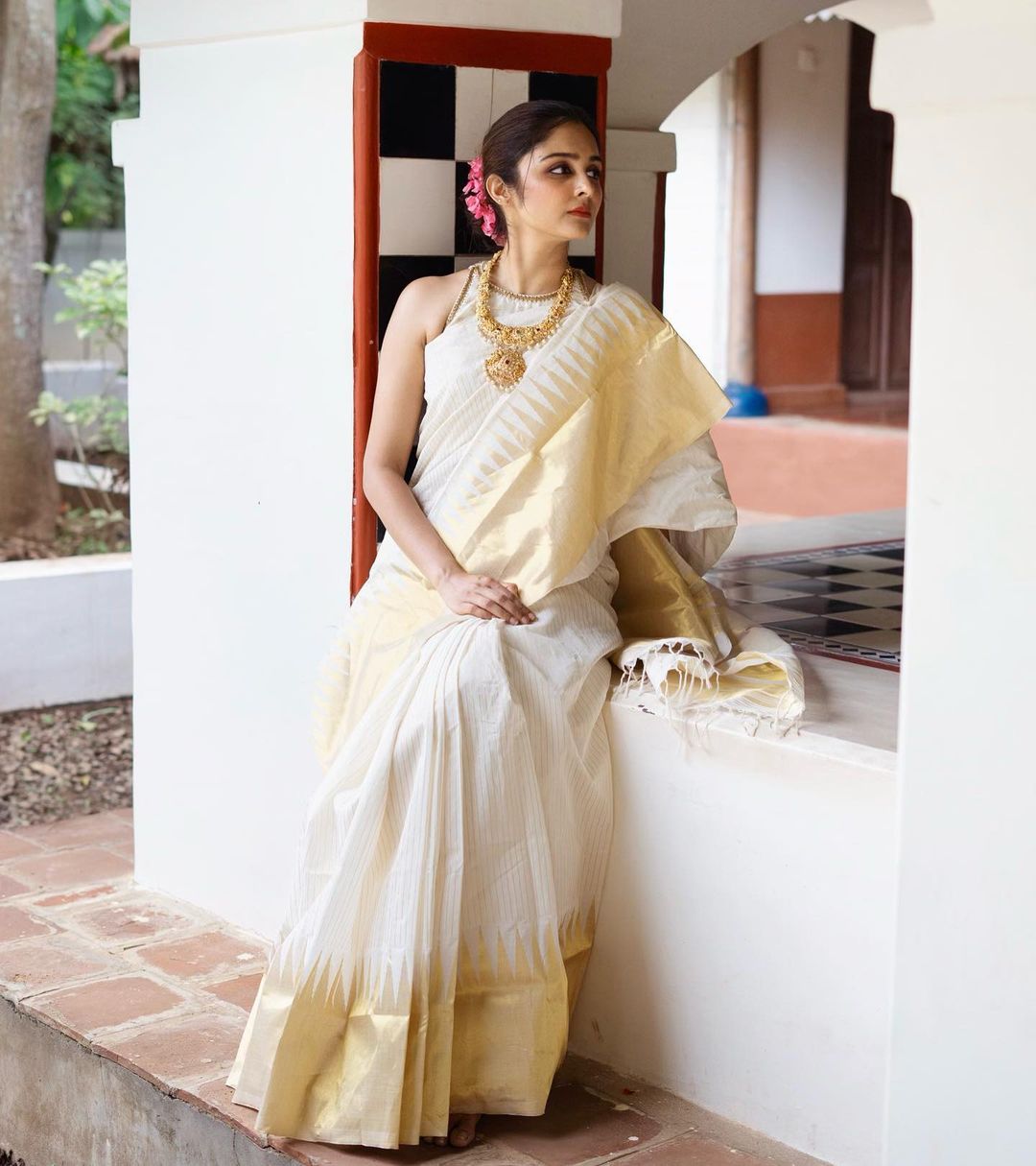 Women White And Gold Silk Saree