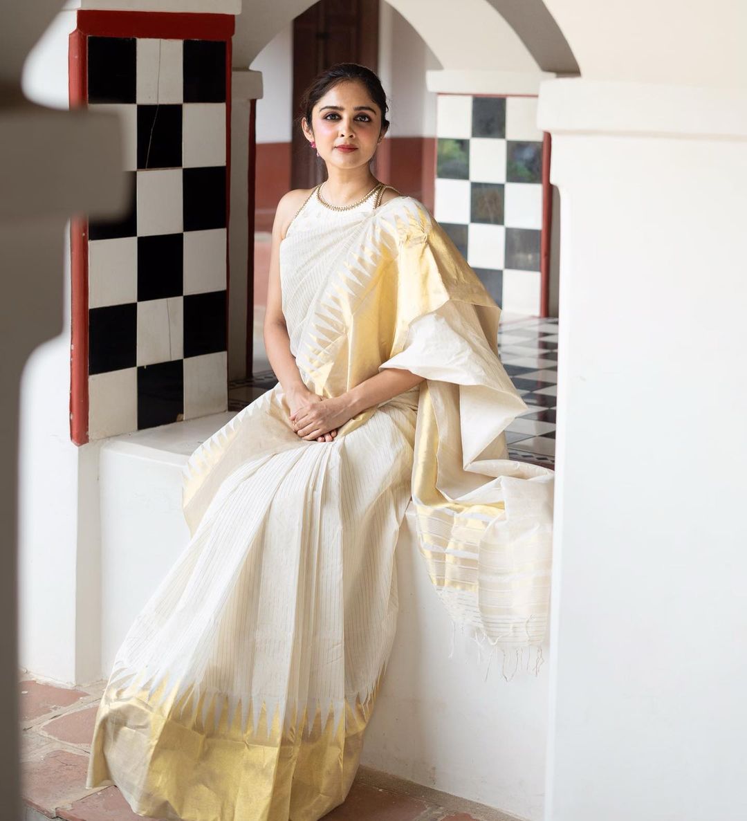 Women White And Gold Silk Saree