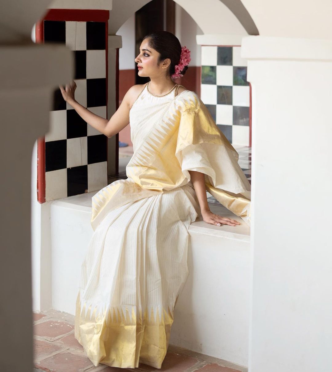 Women White And Gold Silk Saree