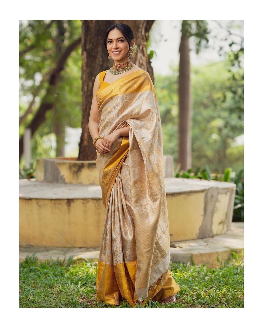 Women Beige And Golden Silk Saree