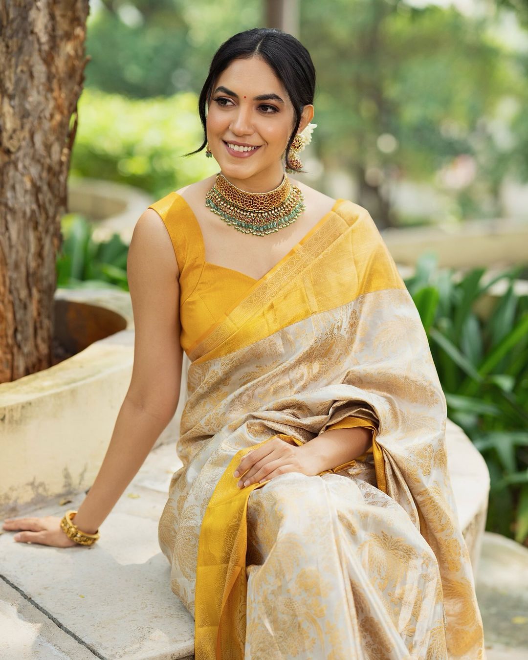 Women Beige And Golden Silk Saree