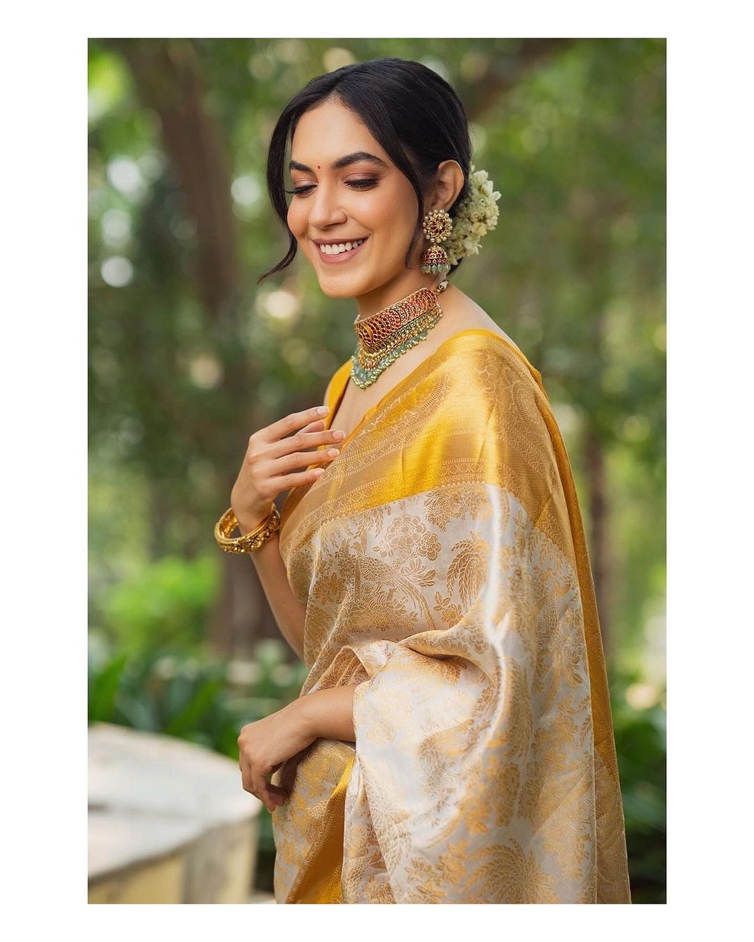 Women Beige And Golden Silk Saree