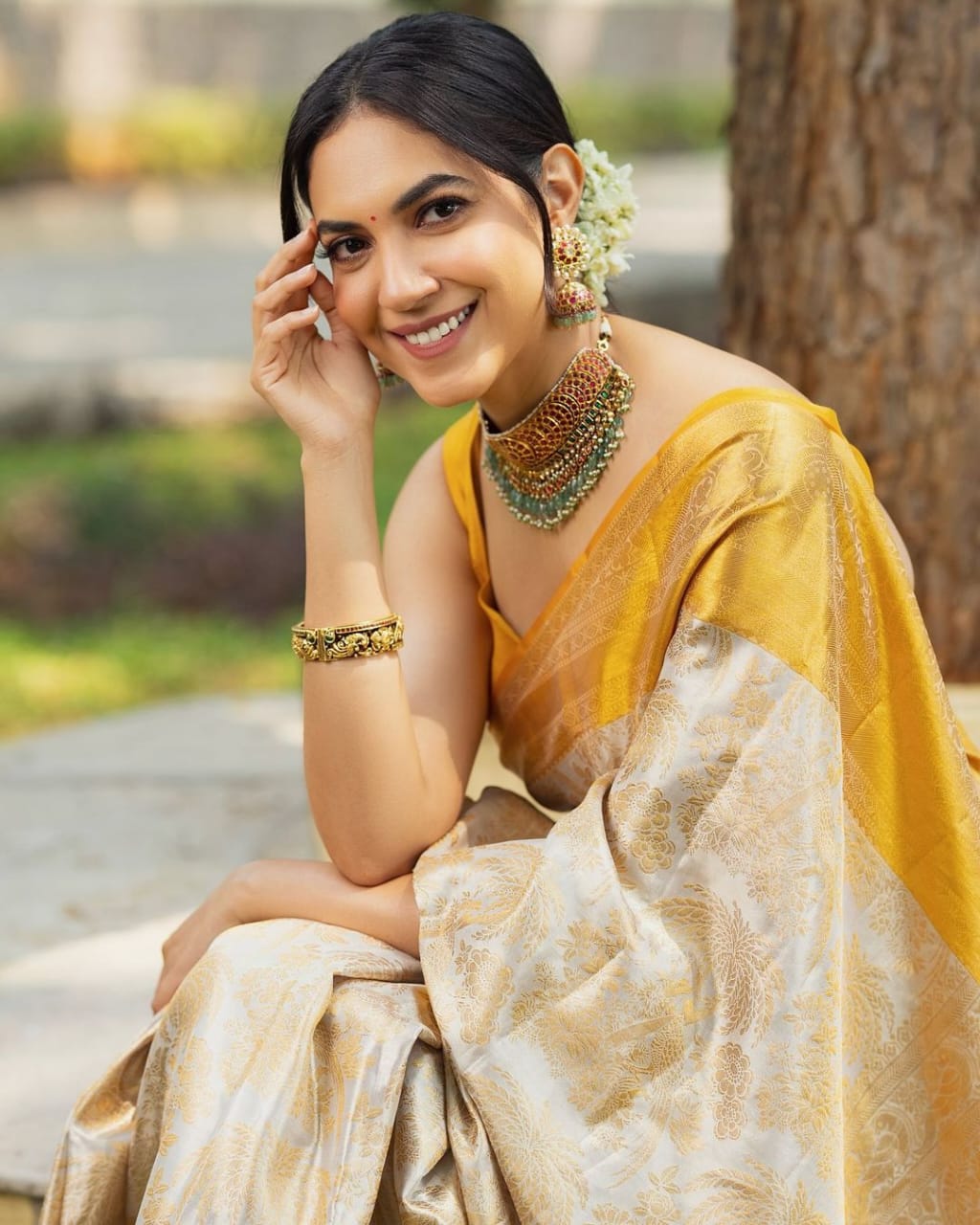 Women Beige And Golden Silk Saree