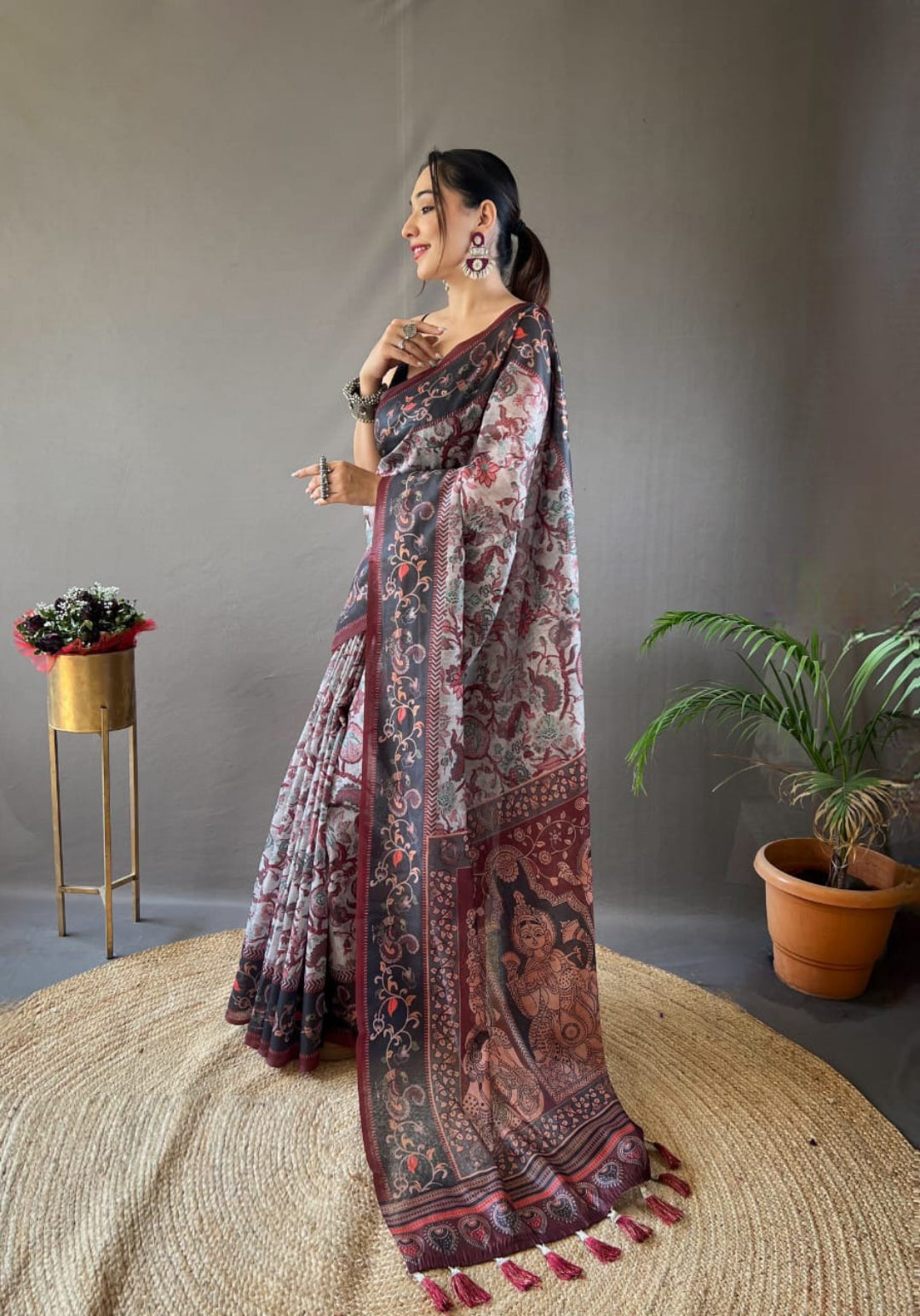Women Grey And Black Cotton Handloom Saree