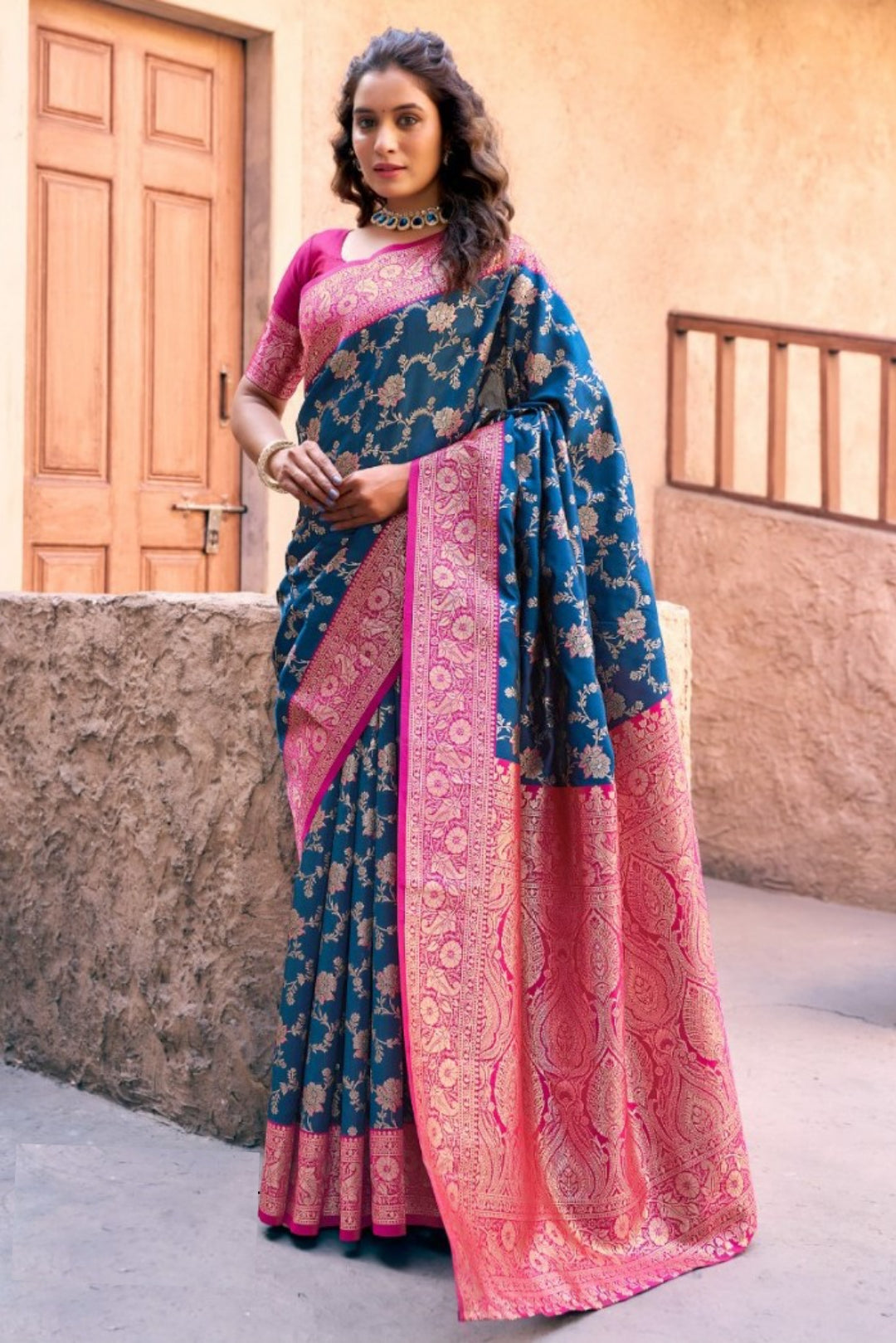 Women Navy Blue And Pink  Soft Silk Saree