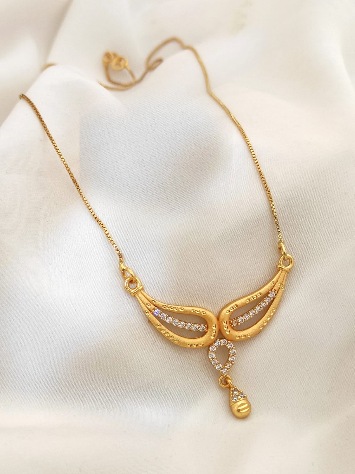 Elegant Golden Polished Necklace