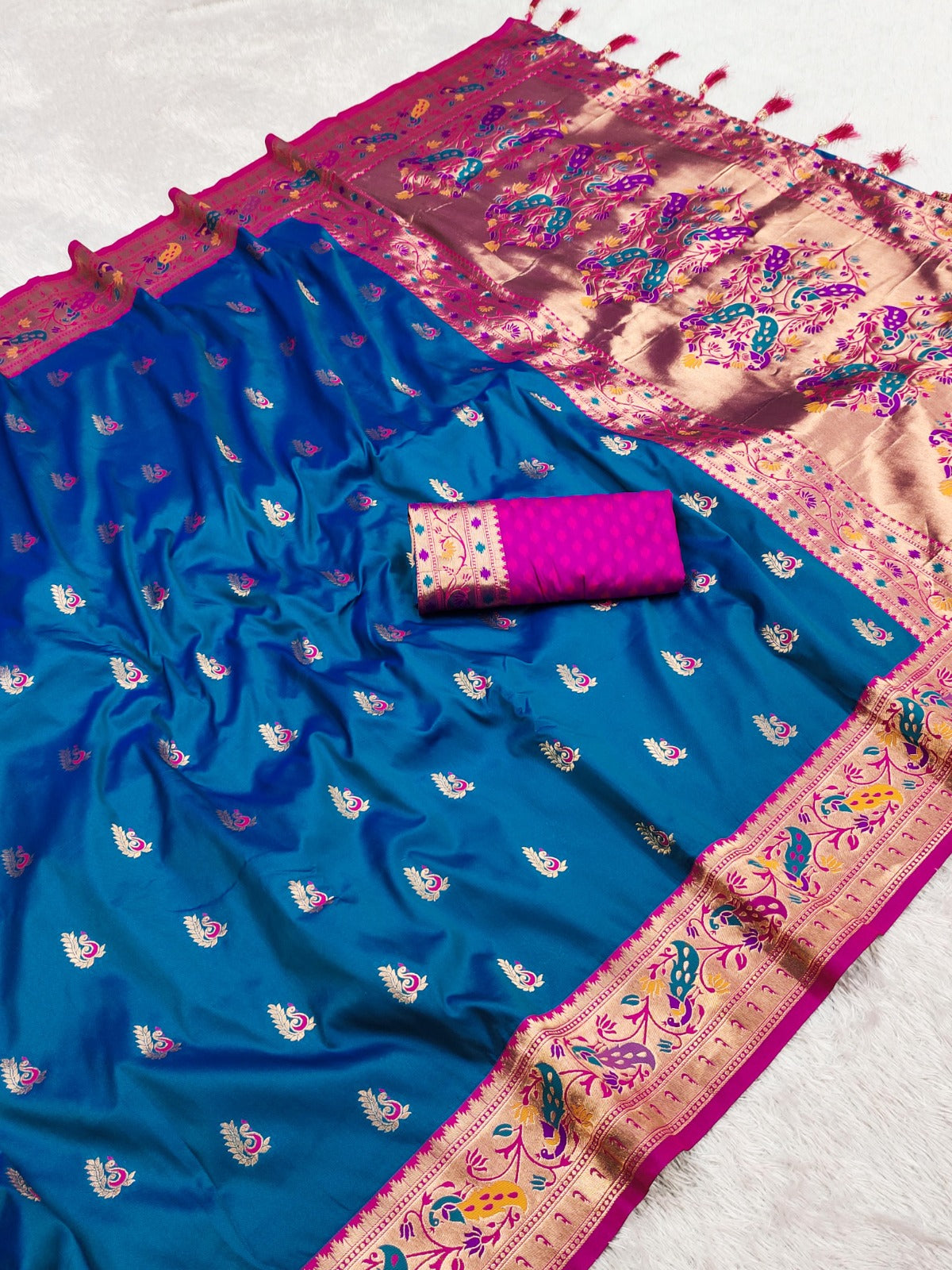 Women Royal Blue Soft Silk Saree