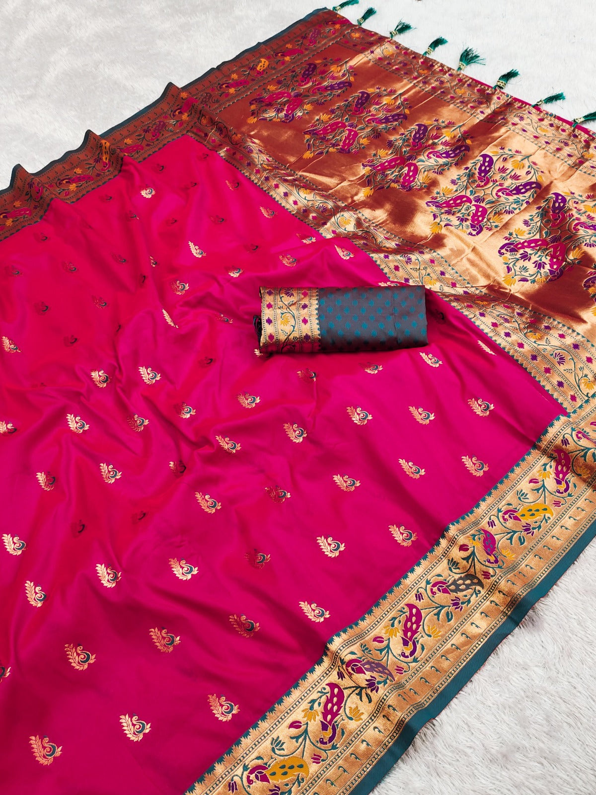 Women Pink Soft Silk Saree