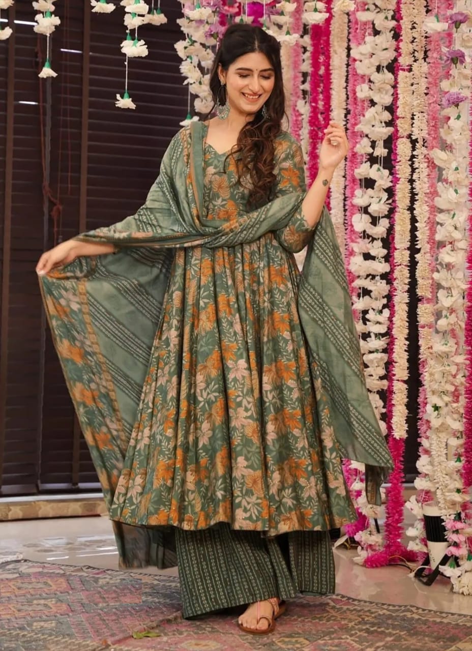 Women Grey Muslin With Digital Print Anarkali Suit Set